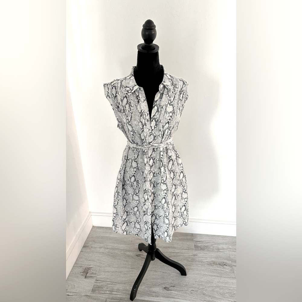 Frame dress size medium print grey and black